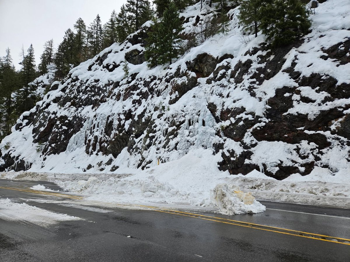 US 97 Blewett Pass is reopened at MP 176, where avalanche and maintenance crews have completed a control mission and cleaned up snow/mud slides. It's clear now, but with precip in the forecast this might not be the last of it. Check in before you travel: wsdot.com/Travel/Real-ti…