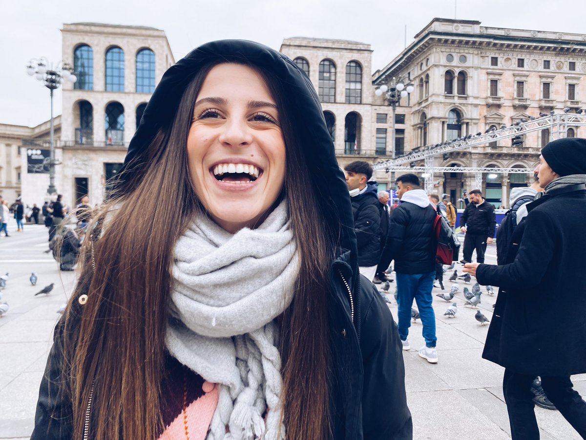 La plaza del Duomo y ella. 
Lo que no sabía es que el verdadero monumento era ella. Con su sonrisa, su lunar y sobre todo las ganas de recorrer cada rincón de Milán corriendo. 
Por conocer todos los lugares del mundo juntas 🌸💖