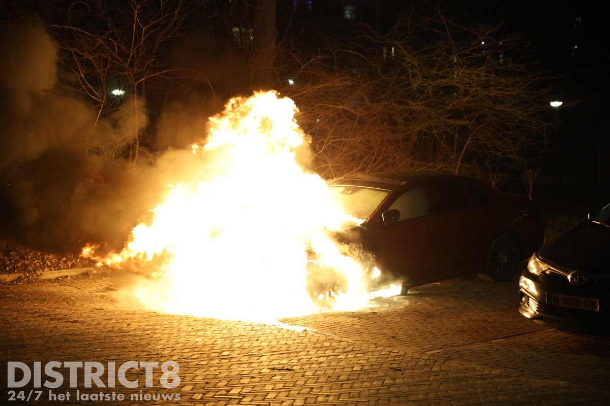 112 melding Auto in brand op Minervaplein in Delft
