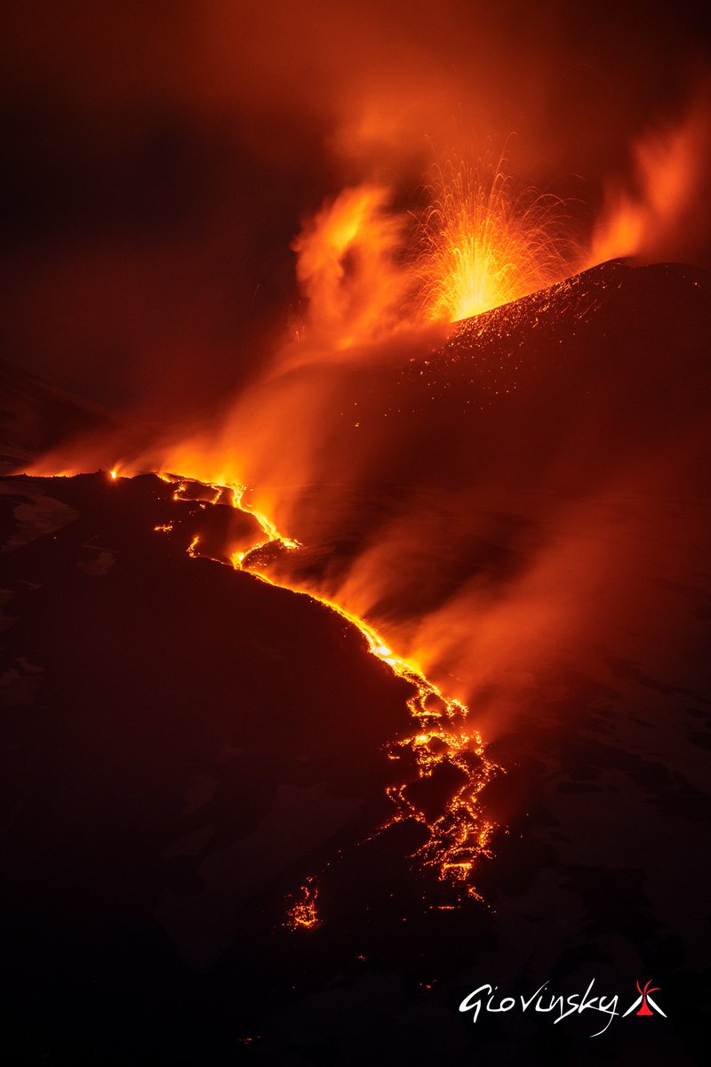 mondoterremoti's tweet image. #Etna live: la frattura a quota 3.050 m ha ripreso ad alimentare con vigore una nuova colata che avanza lentamente sovrapponendosi parzialmente a quelle precedenti. Più su, l&apos;attività stromboliana al Cratere di Sud-Est rimane modesta, almeno per ora. Foto Giovinsky Aetnensis