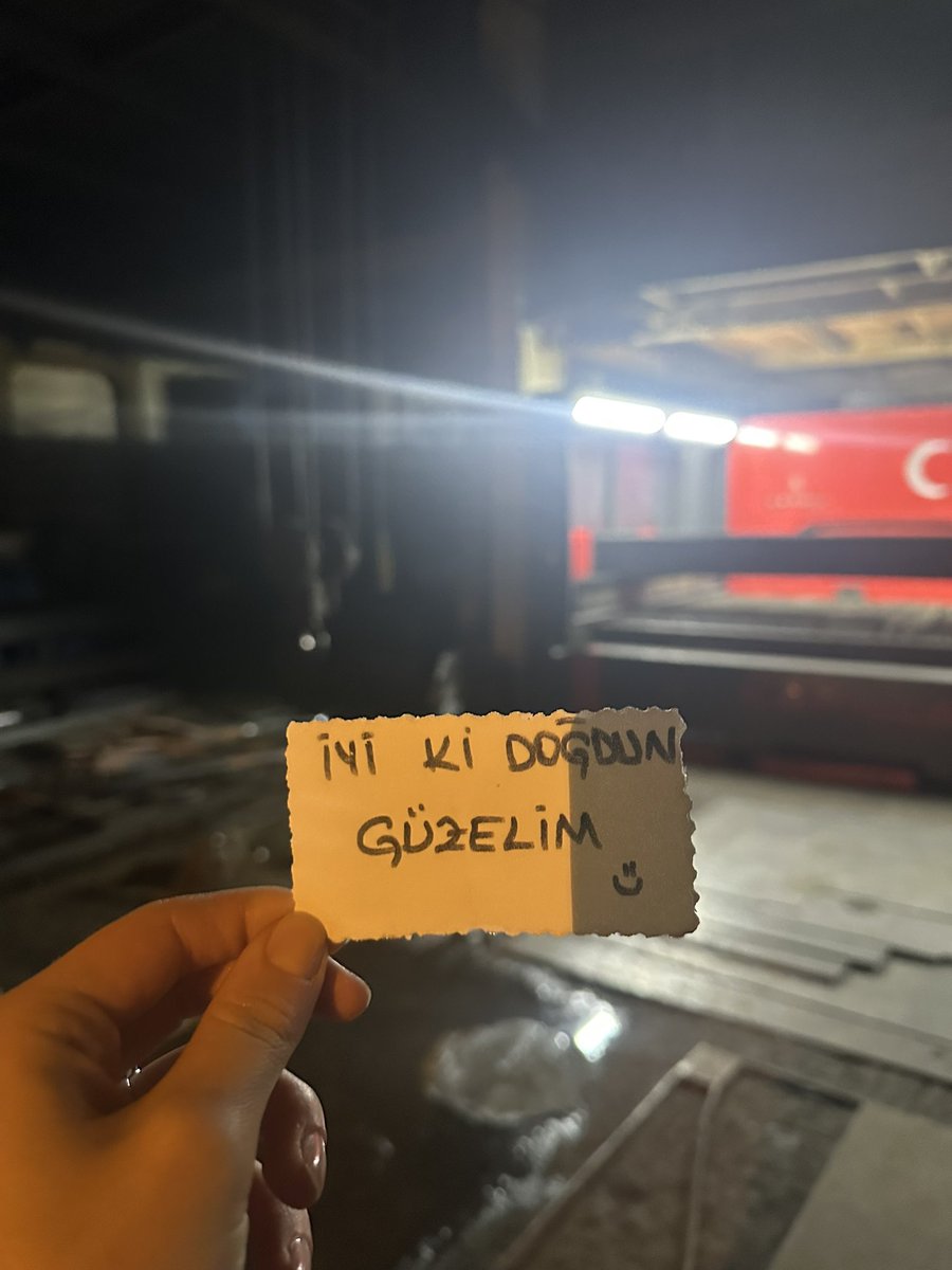 Nişan sonrası doğum günü mü unutmayıp sanayide kutlayan koca yürekli sevgili 🥹