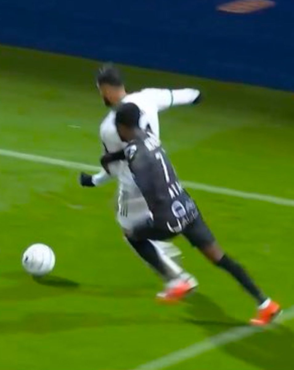 Veel discussie over de eerste gele kaart voor Tzolis in #clusta omdat er wel degelijk contact was met de verdediger. Indertijd veel minder ophef over de uitsluiting met een tweede gele kaart voor Al-Tamari in #ohlkvo, nochtans ook na contact x.com/dazn_benl/stat…