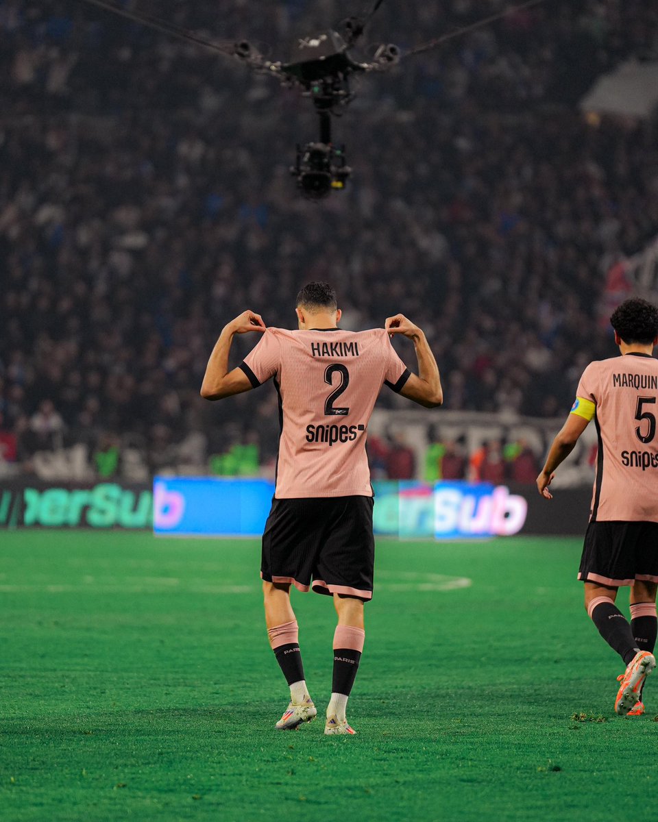 MediaParisien's tweet image. Forte chaleur à Lyon ? Pas de panique, Achraf Hakimi est là pour refroidir le stade.

#OLPSG