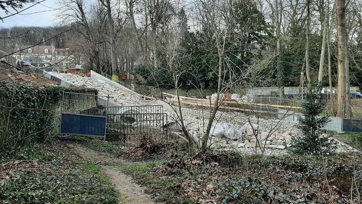 Alors que ns commémorons les 150 ans de la disparition de  #Corot, voilà, après  5 ans de travaux et de combats ce qu'il advient désormais du  site classé des Etangs de Corot à <a href="/VilledAvray92/">Commune de Ville-d'Avray</a> ? Un projet grotesque. Vous en pensez quoi <a href="/SPPEF/">Sites & Monuments</a> <a href="/ltdla/">La Tribune de l'Art</a> <a href="/leparisien_92/">Le Parisien | 92</a> <a href="/bernstephane/">Stéphane Bern</a> ?