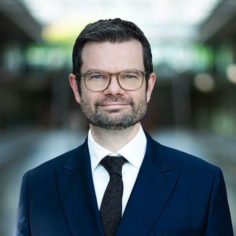 fasanenkahn's tweet photo. Wie ich mich mit meiner gesamten menschenverachtenden und armenverachtenden Politik im fressbrett endlich aus dem Bundestag verpisse https://t.co/xqZgkpUg6L