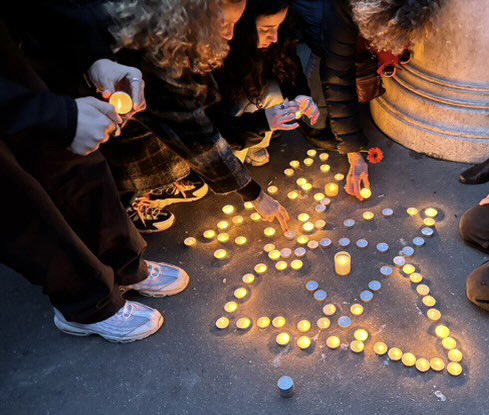 Ce soir, nous étions rassemblés pour honorer la mémoire d'Oded Lifshitz et de Shiri, Ariel et Kfir Bibas

Pour la libération de tous les otages

Et pour que vienne enfin le temps du deuil et de la reconstruction

Nous nous sommes souvenus
Nous nous souviendrons d'eux à jamais.