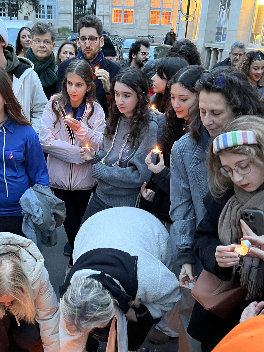 paixmaintenant's tweet photo. Ce soir, nous étions rassemblés pour honorer la mémoire d'Oded Lifshitz et de Shiri, Ariel et Kfir Bibas

Pour la libération de tous les otages

Et pour que vienne enfin le temps du deuil et de la reconstruction

Nous nous sommes souvenus
Nous nous souviendrons d'eux à jamais. https://t.co/3jcu1Dr6pR
