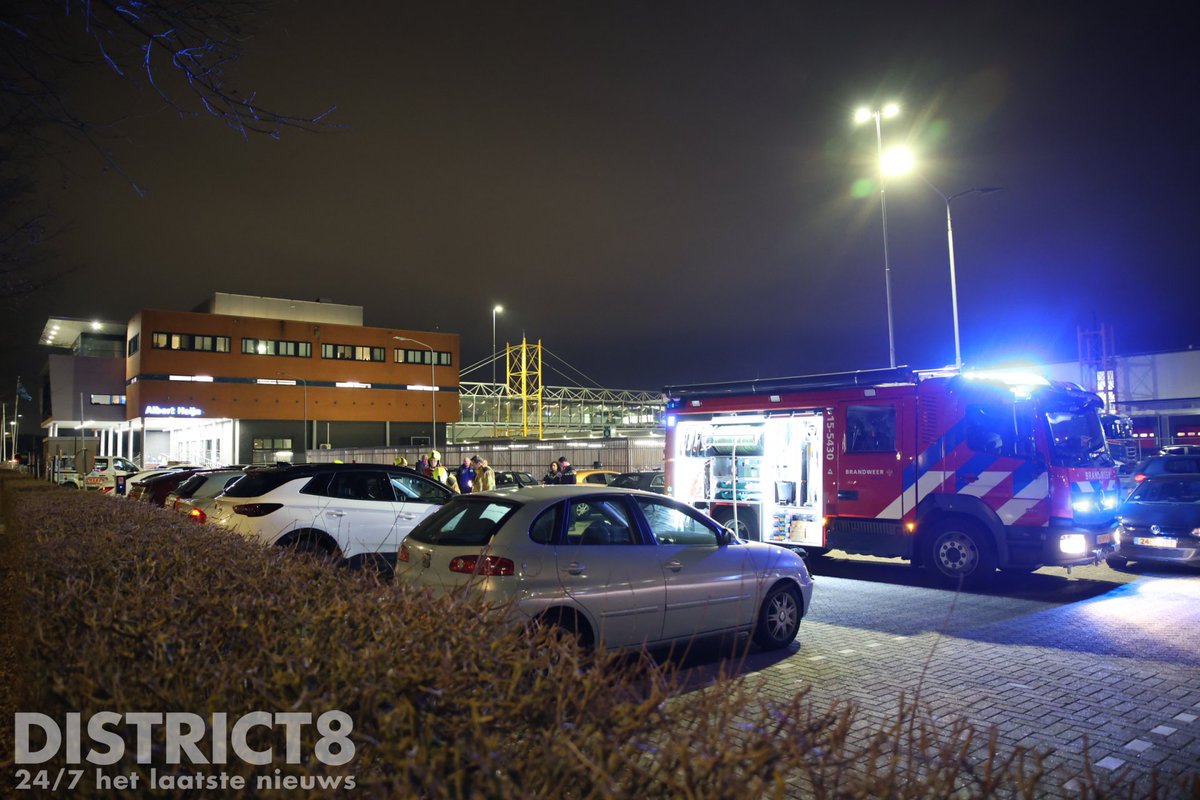 RedactieD8's tweet image. Op het parkeerterrein van het distributiecentrum van de Albert Heijn aan de #LaanVanRuyven in #Delfgauw heeft brand gewoed in een auto. De brandweer was snel ter plaatse en kon het brandje achter het dashboard snel blussen. De auto heeft wel schade opgelopen door het brandje.