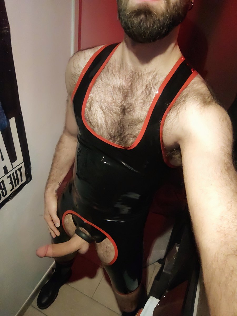 Il était sympa le plan du dimanche soir en latex  😈 
#gayrubber #latex #rubber