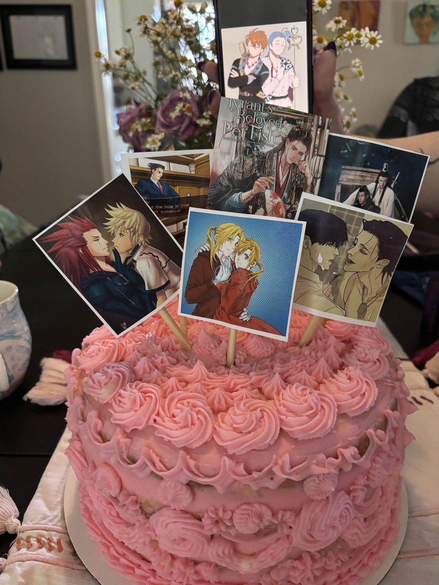 BL Garden’s 13th Birthday Cake featuring our OTPs! We did our “hear me out” elevator pitches and supported everyone 👏👏👏