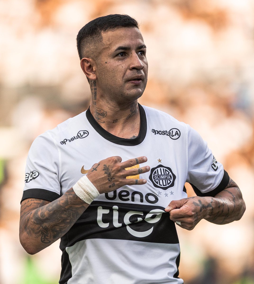 ⚽️ #Iturbe celebró mostrando el escudo y #DerlisGonzález mostrando los 3 dedos.

🇵🇾 #Superclásico #Olimpia #CerroPorteño #Apertura2025 #CopaDePrimera #FútbolParaguayo