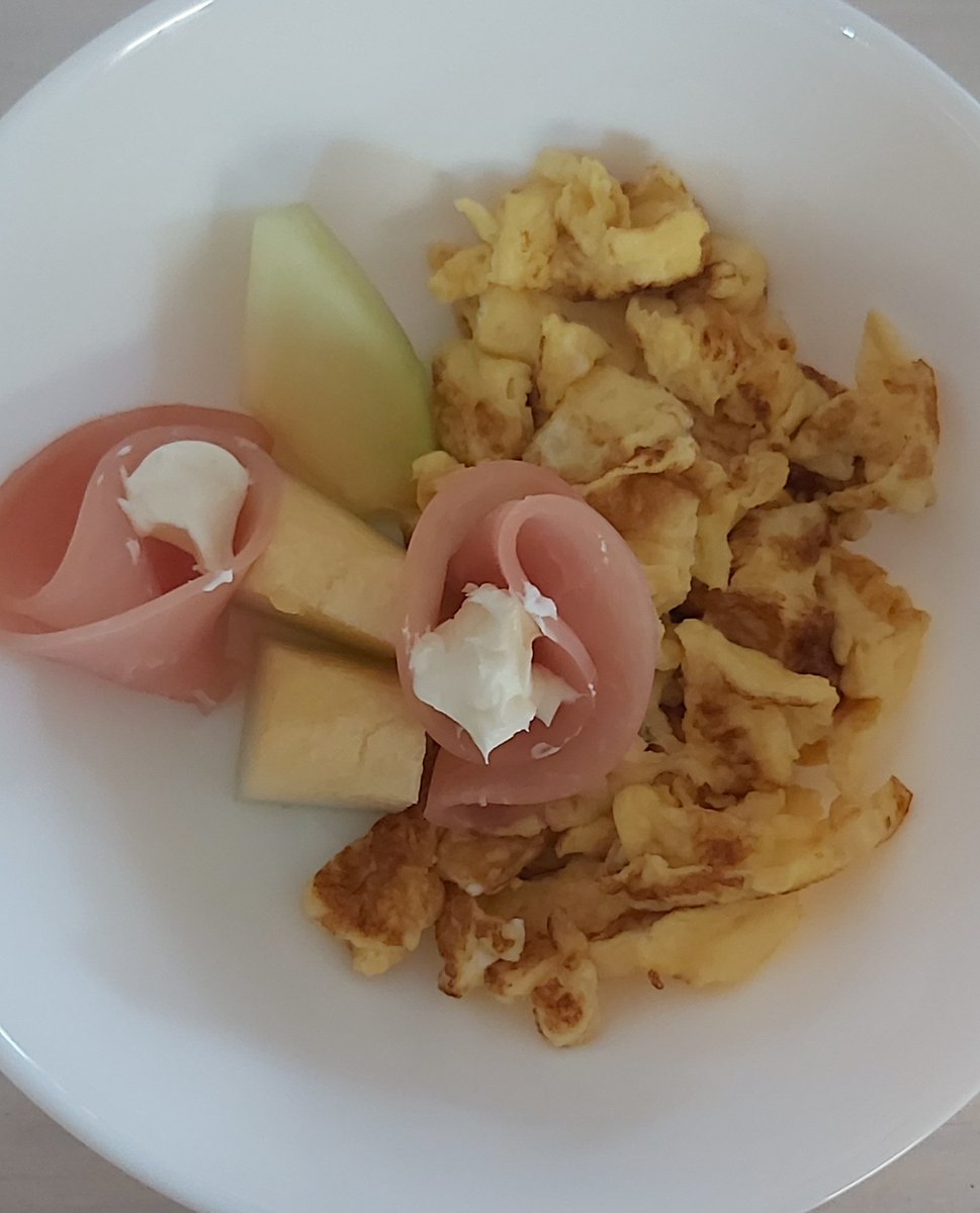 Joshi_doodle's tweet photo. Mein #wochenendei heute als Rührei mit Schinken, Melone und ein Klecks Frischkäse. War der Start in einen super tollen Sonntag 😊🐾🐕
#twitterrudel 
@mav_cologne @MilchSchnitte2 https://t.co/9PfcD5rZRn