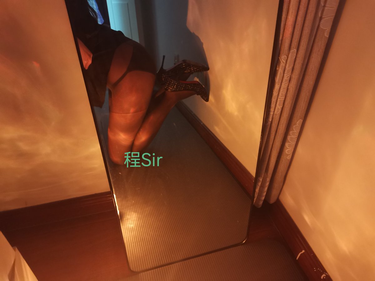 照片是新拍的，最近有些烦，，看心情发动态了
#女S  #4i #黑丝 #调教