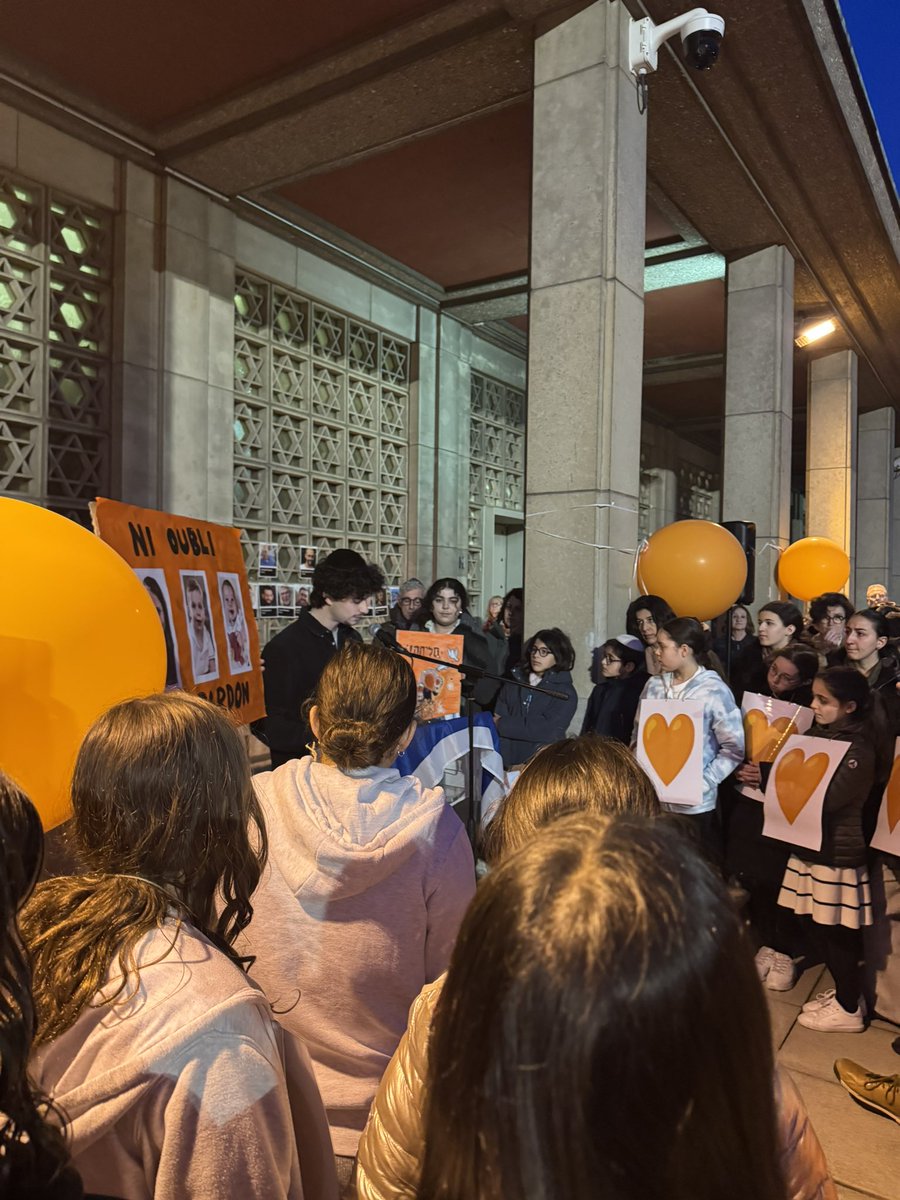 . <a href="/NRELaw/">nawel rafik-elmrini</a> a représenté notre groupe à l’hommage pour les otages assassinés, et notamment de la famille #Bibas, organisé ce dimanche soir sur le parvis de la Grande #Synagogue de #Strasbourg. Un moment poignant. 

#BringThemHomeNow 🧡