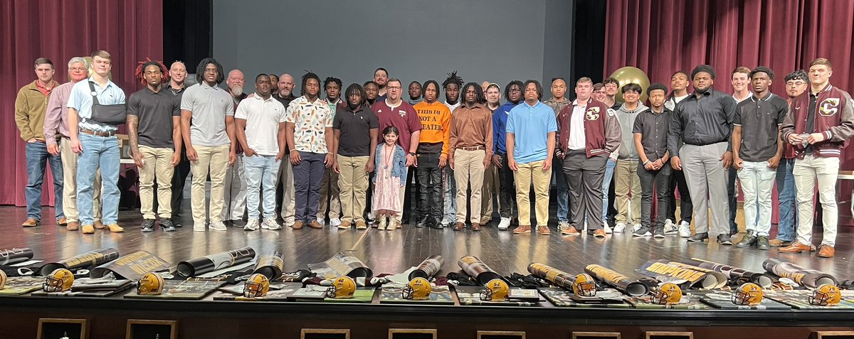 Class of 25’ THANK YOU! 
44 wins, 10 playoff wins, only State Championship in school history &amp; 1st class to go back to back State Semi-Finals! My guys for life! #CRAWL