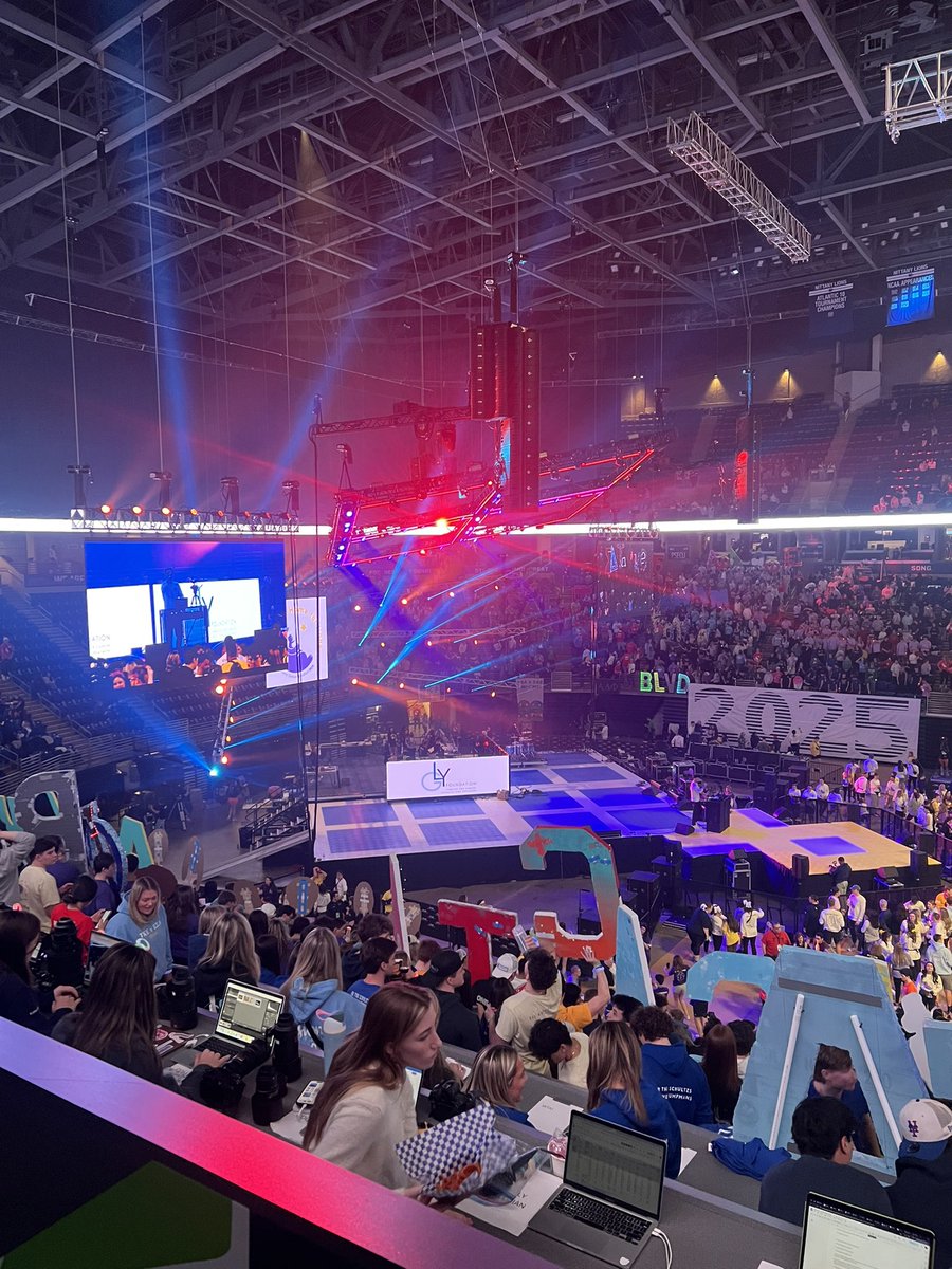 PAMSCougarThon's tweet photo. This weekend, some of our student leaders and teacher advisors had the incredible opportunity to attend THON at Penn State!! FTK 💠💠💠💠 https://t.co/vpZBkBIWyi