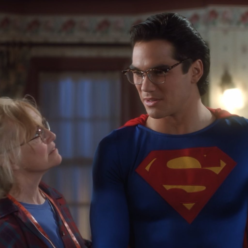 loisnclarkshots's tweet photo. 𝟏𝐱𝟎𝟏 - I’m not so sure about the cape, though.
- Oh, really? I love it. It’ll be great when you’re flying.
#DeanCain #KCallan #LoisAndClarkTheNewAdventuresofSuperman https://t.co/a3eGITpxQ5