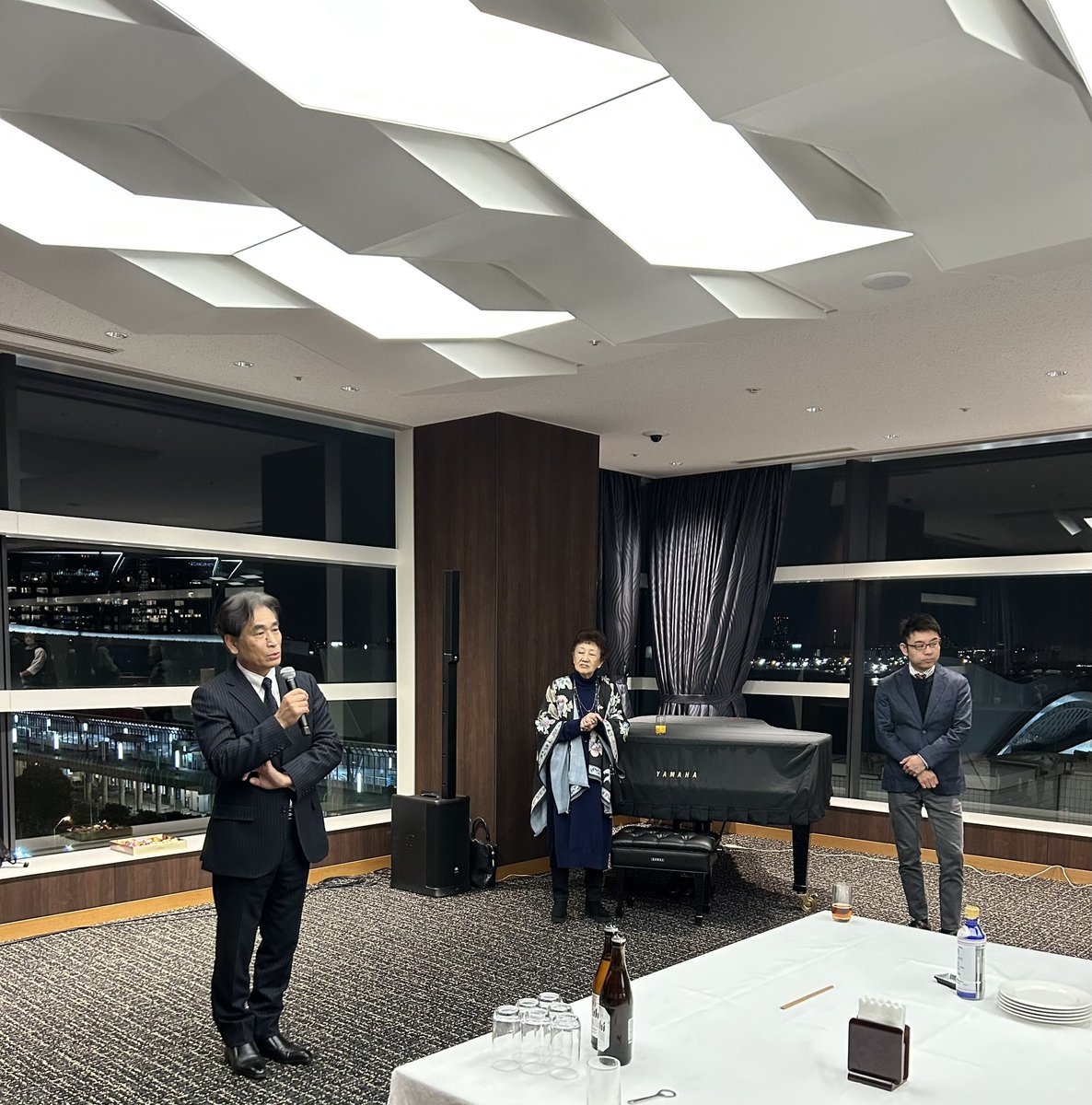 YokohamaCF's tweet photo. 3日間無事に終わり、約20年実行委員長を務め今回で退任の松村努実行委員長への感謝と、委員長から実行委員への感謝の双方向感謝パーティーが横浜みなとみらいホールのレセプションルームで開催。最終日講評者から長谷川冴子先生、信長貴富先生もご参加くださいました。ありがとうございました。 https://t.co/vQWcSnvRn1