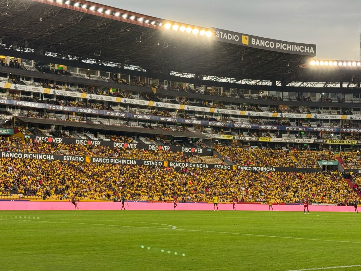miguelloor's tweet photo. Me pasan estas fotos. 6pm en Guayaquil. Aplausos para la hinchada de @BarcelonaSC 🇪🇨⚽️💪🏻 https://t.co/mqzatxVEEf