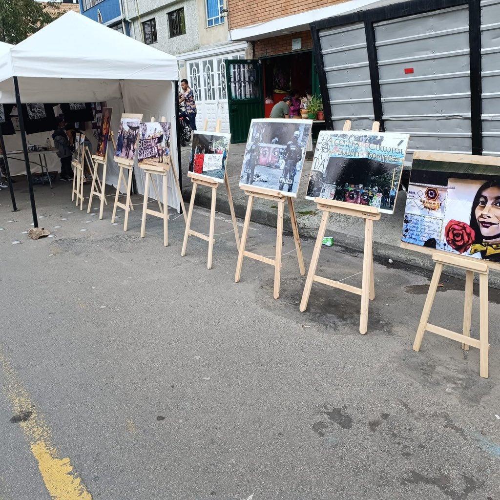 CulturaenBta's tweet photo. El barrio La Gaitana, en la localidad de @AlcaldiaSuba11, está más vivo que nunca 🚀

Hoy se realizó el cierre de este laboratorio de #BarriosVivos con actividades que reunieron a la comunidad, fortaleciendo el tejido vecinal y la apropiación del espacio público. 🧑‍🎨 Entre ellas una galería de memoria, estampado de camisetas y taller de litografía con enfoque de derechos humanos y memorias históricas.

Además, la plazoleta principal vibró gracias a presentación de danza folclórica intergeneracional con artistas locales,💃 breakdance, muestras de circo y música en vivo, con el objetivo de destacar la importancia de trabajar juntos y de reconocer la diversidad como una fortaleza para la construcción de cultura en #BogotáMiCiudadMiCasa.