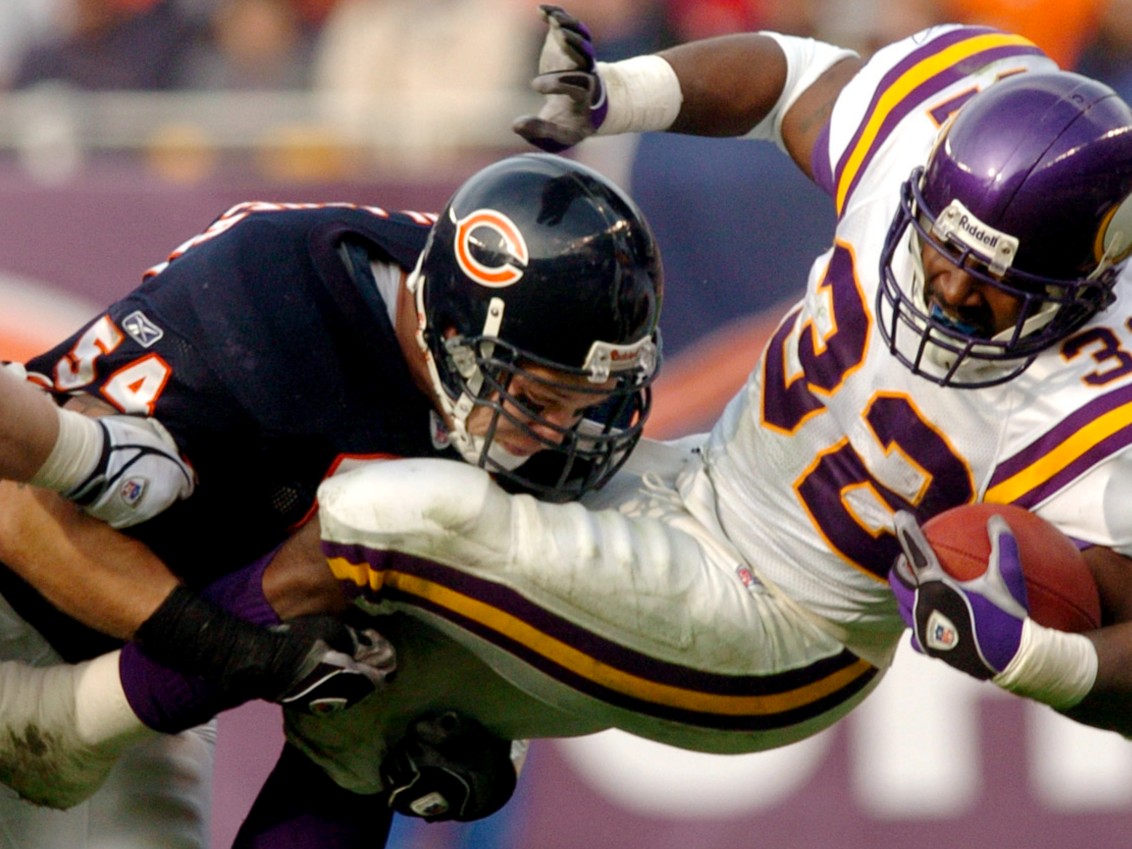 One of the greatest defensive players in Bears history, Brian Urlacher became the first player in franchise history to have a 90-plus yard fumble return for a touchdown and an 80-plus yard interception returned for a score. He is the focus of this week's #GoldJacketSpotlight!