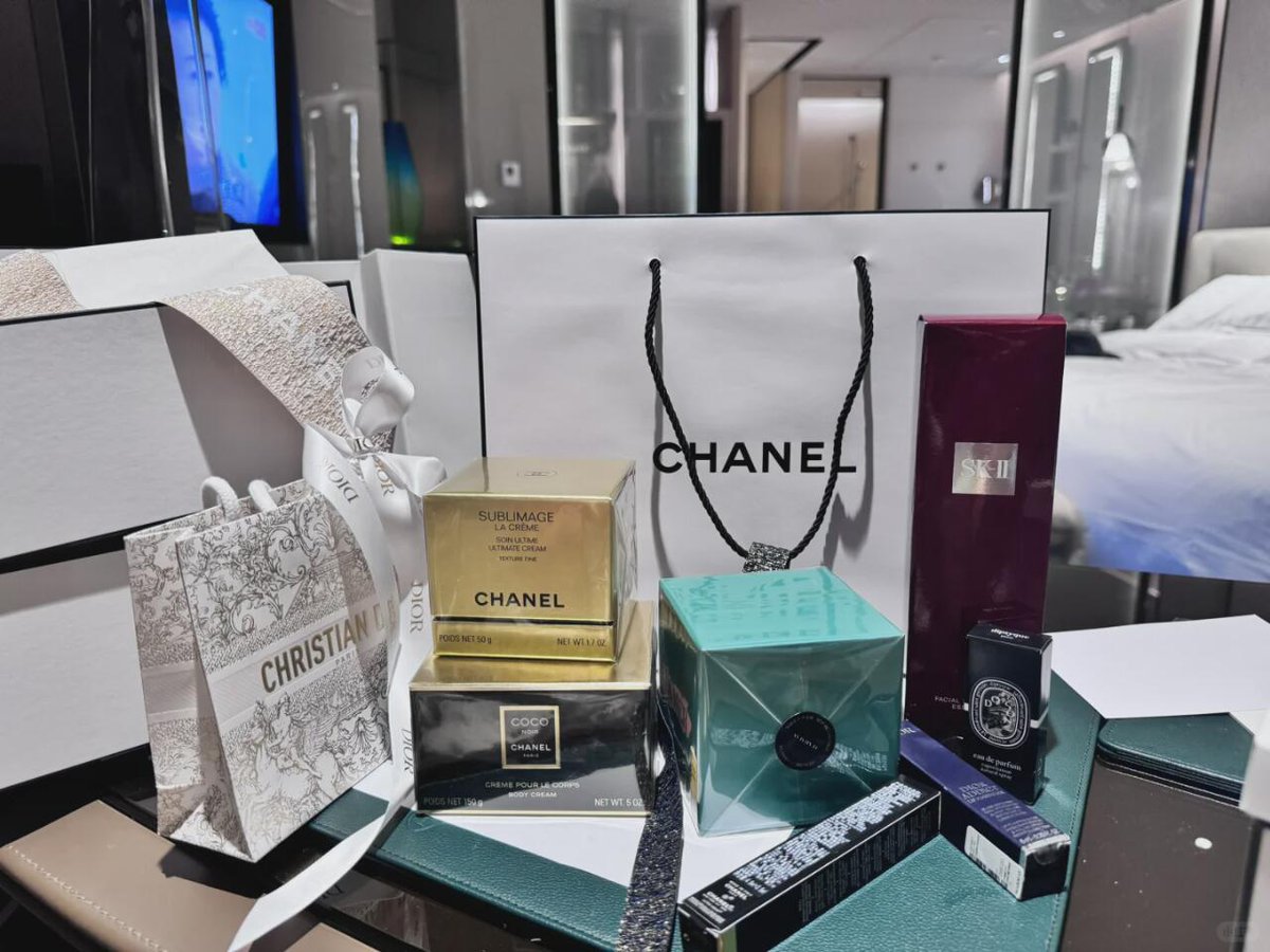 The night is young, and so are my shopping bags! 🛍✨