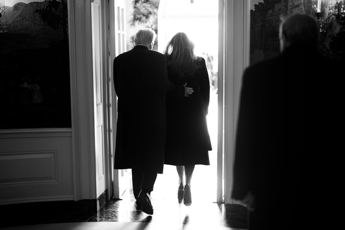 WhiteHouse's tweet photo. 🇺🇸@POTUS &amp; @FLOTUS https://t.co/PeOrQ5VWTG