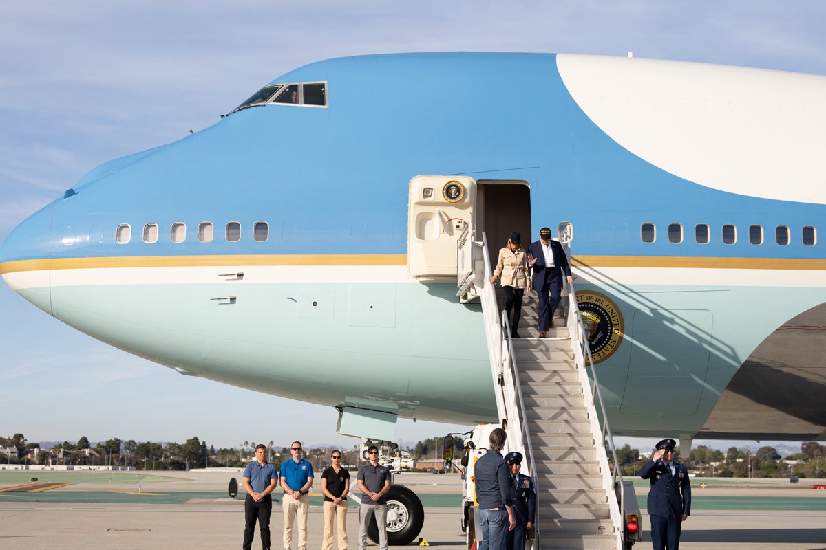 WhiteHouse's tweet photo. 🇺🇸@POTUS &amp; @FLOTUS https://t.co/PeOrQ5VWTG