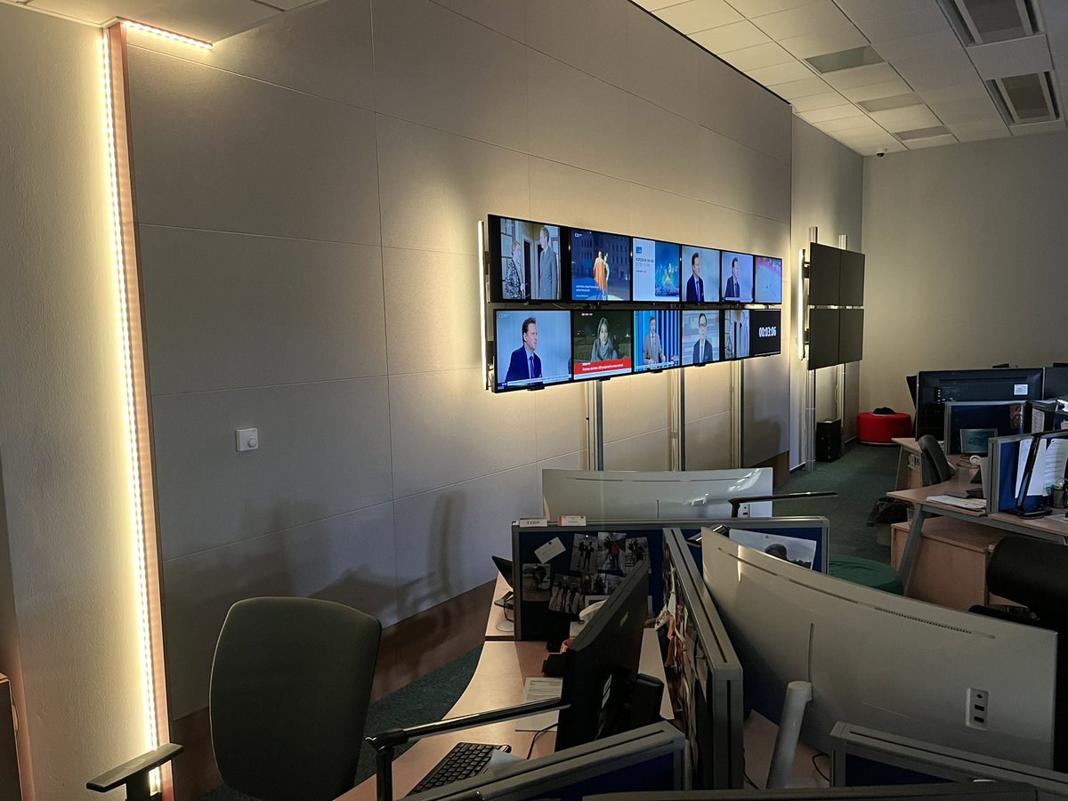 V 🇩🇪 stále sčítají výsledky předčasných parlamentních voleb a my je i po půlnoci z Brna dál na <a href="/CT24zive/">ČT24</a> analyzujeme. S <a href="/PolakPavel/">Pavel Polák</a> <a href="/Jandova_CT/">Magdaléna Jandová</a> a politology. O aktuální zpravodajství se staráme až do 6:00, věnovat se budeme i výročí války na 🇺🇦. Edituje <a href="/Foltan_CT/">Tomáš Foltán</a> 📺