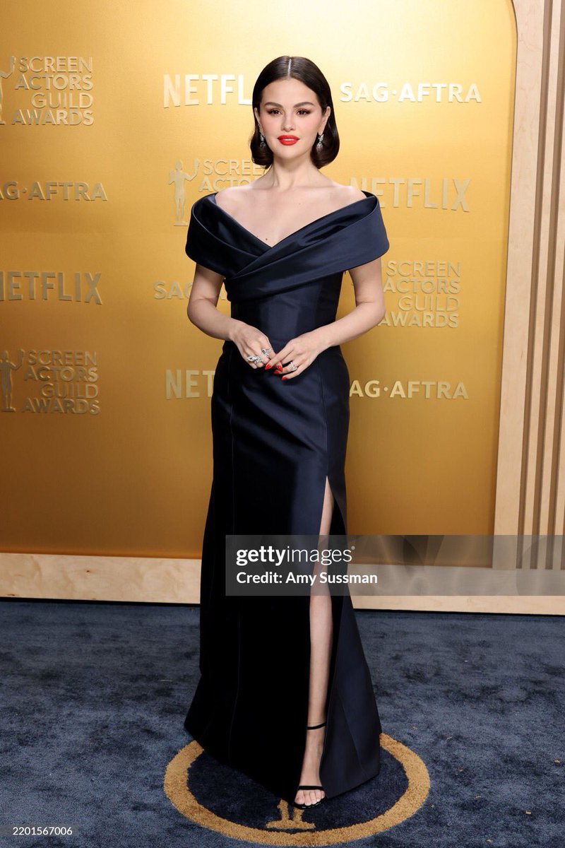 PortalSelenaBR's tweet image. LINDA!

Selena Gomez no SAG Awards.