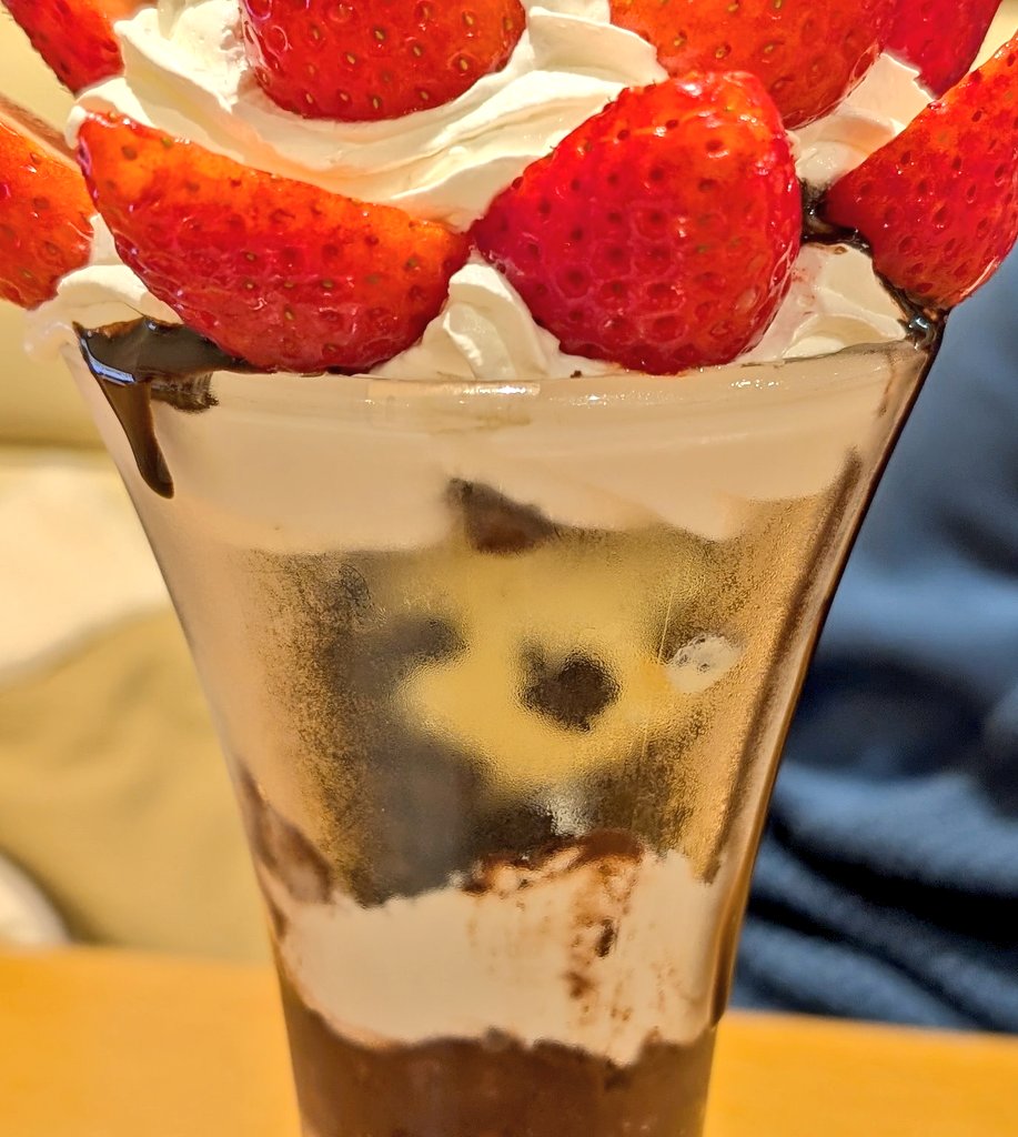ココスの🍓🍫パフェにパンダいた🐼
