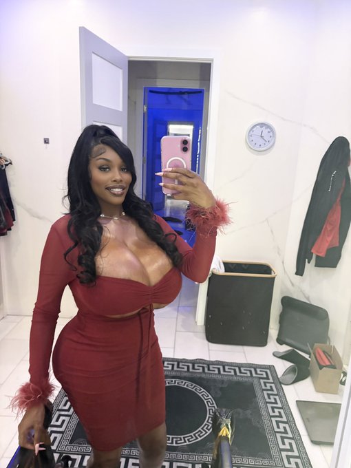 Watch Lia Lovely's leaked NSFW photo on TwXstars