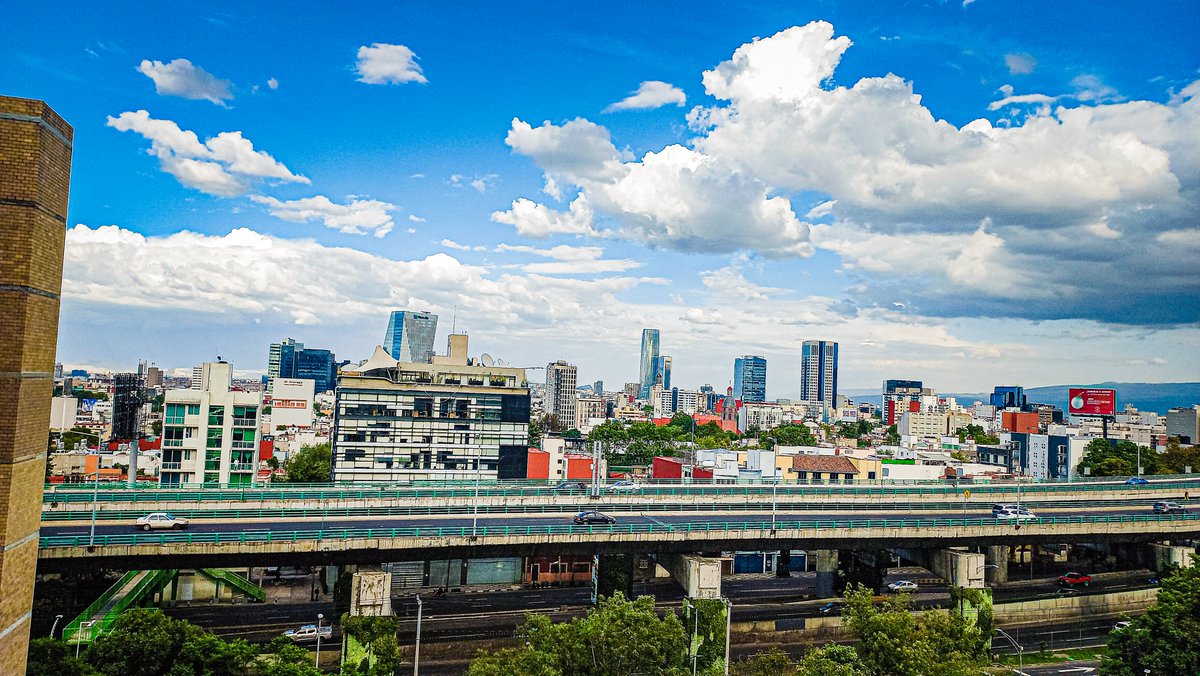 OscarPhotograp3's tweet photo. 🌆✨ El vibrante latir de la ciudad bajo un cielo imponente. Entre arquitectura y movimiento, cada instante cuenta su propia historia. 🚗🌇☁️
#OscarPhotographyTuHistoriaEnImagenes #SkylineLovers #UrbanPerspective #CloudsOfInstagram #CityscapeVibes #UrbanPhotography #Arquitectura https://t.co/7j0IljWcLO