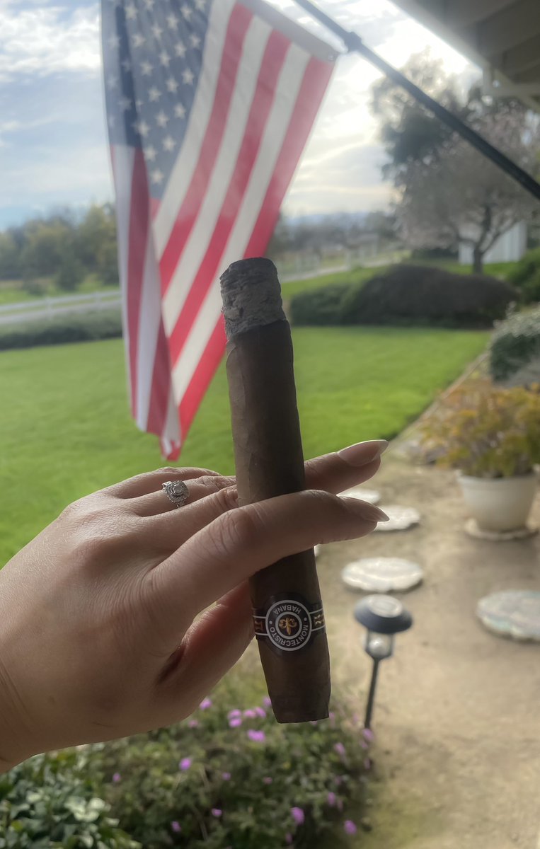 Montecristo Havana. Happy blessed Sunday y’all! #Godisgood #MontecristoHavana #Cigar #SundayVibes #botl #sotl