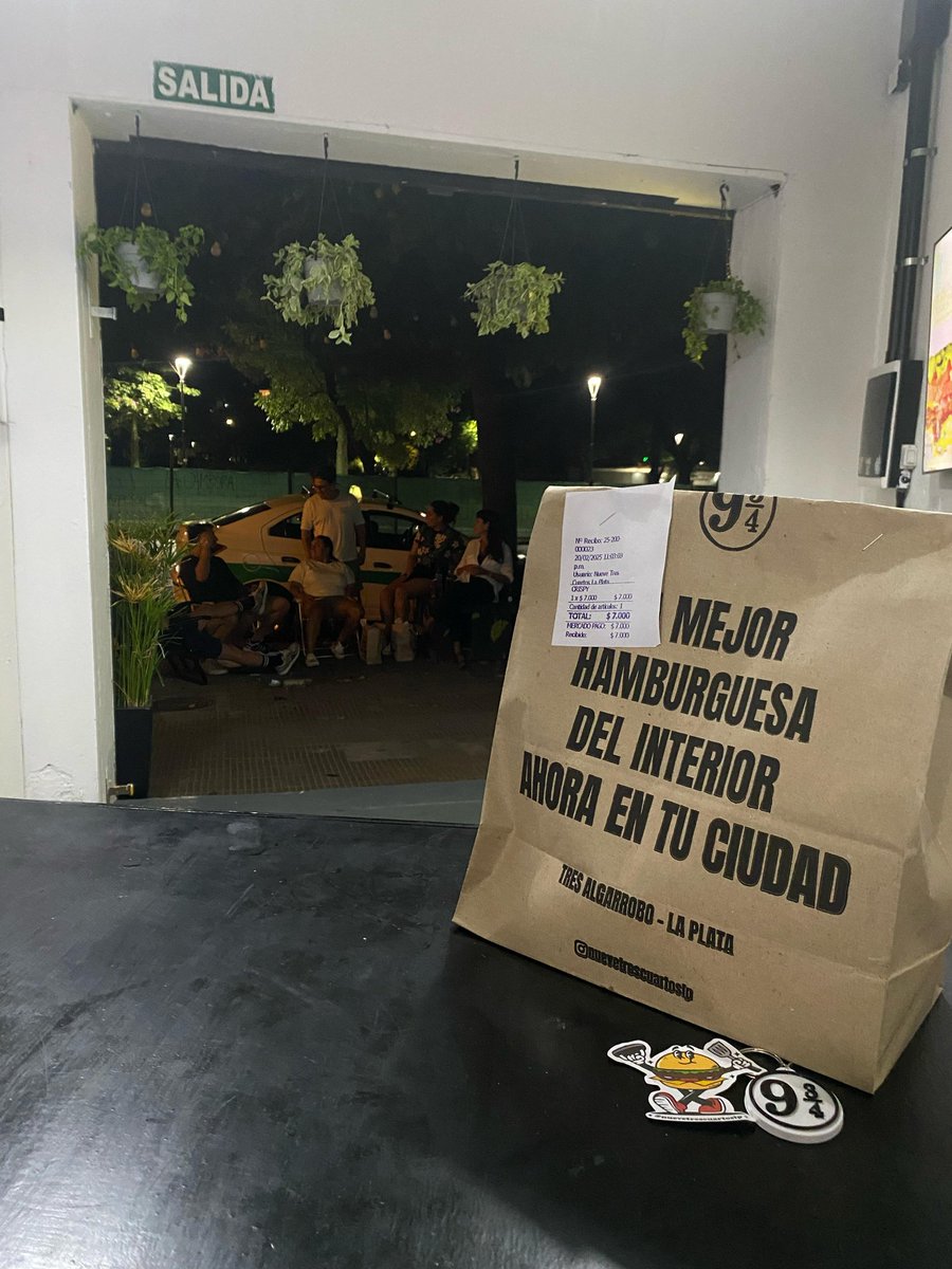 MoyanoAgustin98's tweet photo. Si algún día andan en La Plata o pasan por Plaza Italia. Les encargo comer acá. 
Son las hamburguesas más ricas que vas a probar en tu vida, y encima re baratas. Ah y tienen promos en delivery. https://t.co/o7htgrzImf