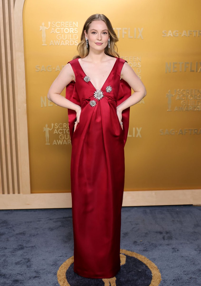 hannahdoddorg's tweet photo. 📸 Hannah Dodd posing for photos at the #SAGAwards blue carpet. https://t.co/l4Rx3HOqOv