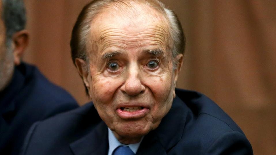 🔴| Alguien que le explique a los forritos ignorantes de "La Carlos Menem" que militan un tipo que fue tan corrupto que terminó sus días colgado de los fueros para no ir en cana.

Un felpudo que Cristina boludeaba y arrastraba al Senado cada vez que necesitaba un voto.

Terminó