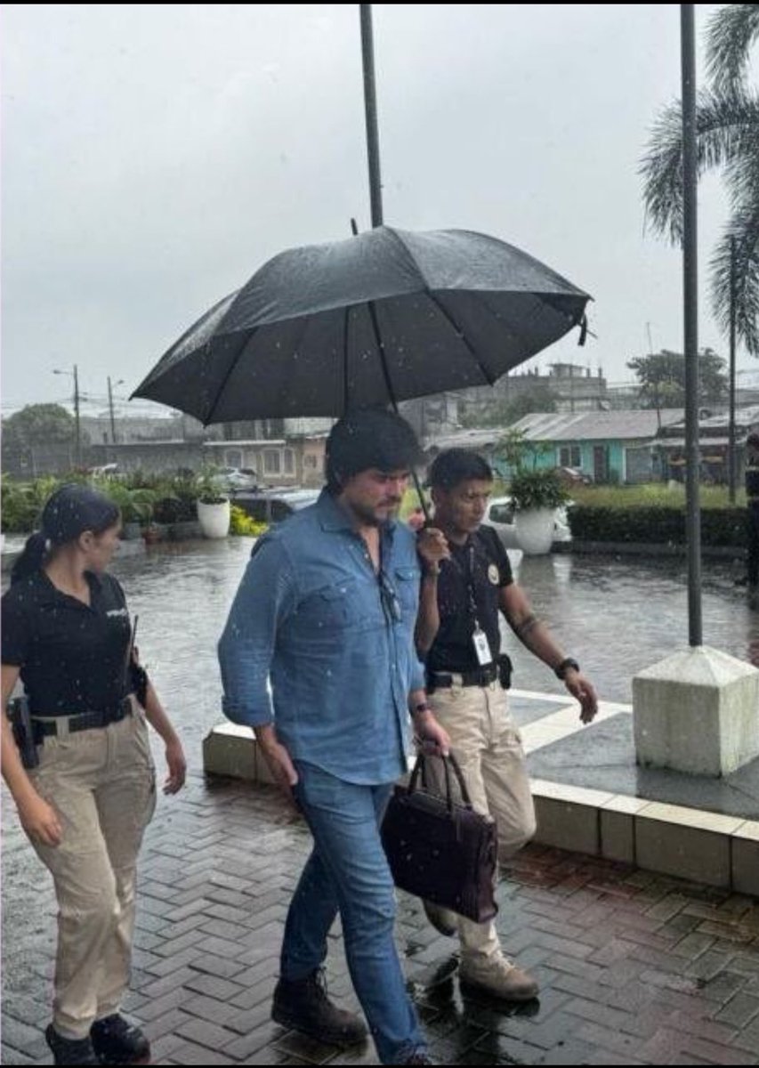 <a href="/deldiaalanoche_/">Del Día a la Noche</a> <a href="/radiocentroec/">CENTRO Digital</a> Para eso quieren cooperación internacional? La policía ecuatoriana esta muy ocupada cuidandoles y sirviéndole.