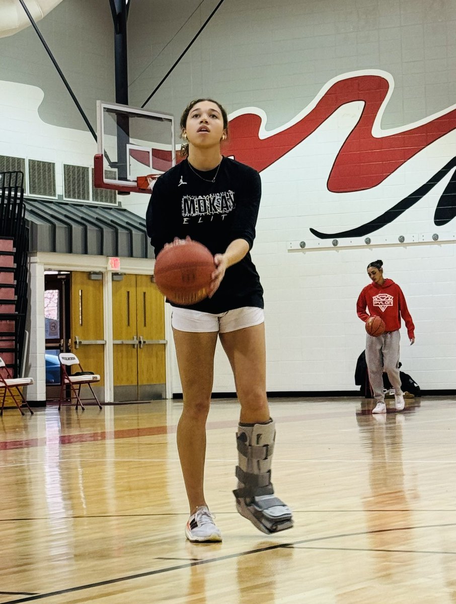 Hard to see Leah’s season come to an end early, but very proud of her for trying to push through and help her team. Time to rest and heal and be ready to go this spring/summer!! Keep your head up, I know missing games is hard, you had a great sophomore season ❤️