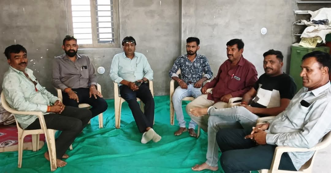 HareshThummar5's tweet photo. જુનાગઢ જીલ્લાનાં મેંદરડા તાલુકામાં આવેલ મોટી ખોડીયાર ગામે સ્નેહી મિત્રશ્રી પેઇન્ટર #Tishu ના નવિન નિવાસસ્થાને વાસ્તુ પુંજન અને ગૃહ પ્રવેશ કાર્યક્રમ પ્રસંગે હાજરી આપી, શુભેચ્છાઓ પાઠવી હતી.
#HareshThummar https://t.co/czlz4TZ4vp
