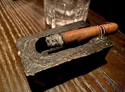 yu_singlemalt's tweet photo. 【急募】都内で葉巻持ち込みOKのおすすめのシガーバー知っている方いたら教えて下さい！

持ち込み代がかからず、ウイスキーが飲めて雰囲気も良いところが良いです('ω') https://t.co/MwjHHY2xMl