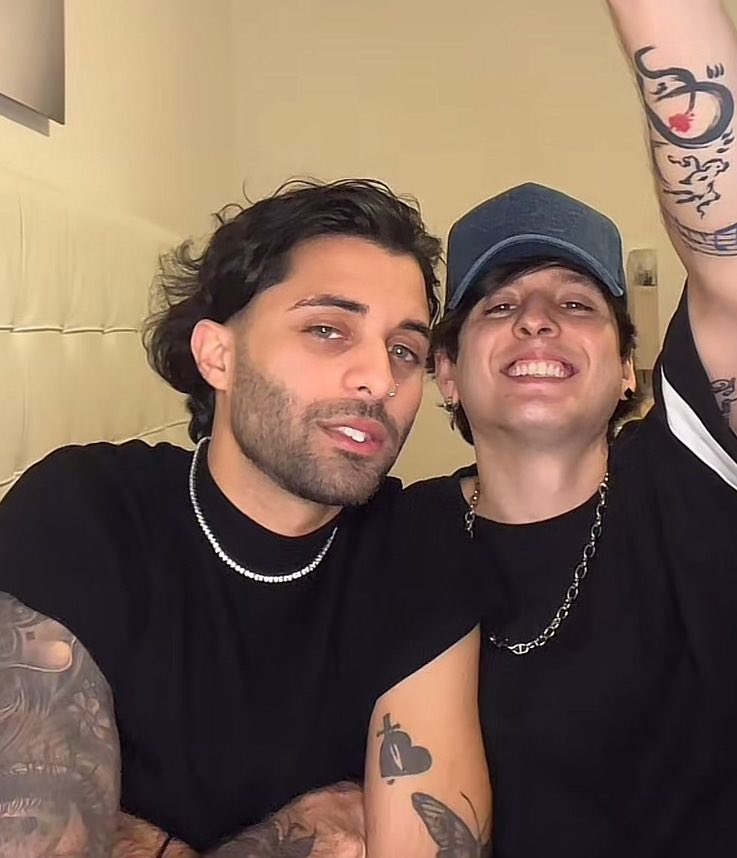chris: escuchen feliz año nuevo triste y lo que se viene esta hijoeputa

erick: sigan a chris en todas sus plataformas, no están preparadas para lo que se viene 

el apoyo que se dan mutuamente y la amistad mas sana del mundo la tienen ellos, sin envidia y siempre ayudándose 😭🤍