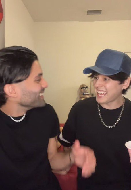 veleztoxiic's tweet photo. Lo divertido que debe ser tener a los Chriserick de amigos, tipo, no paras de reírte en todo el rato, no hay chances de que la pases mal o te dejen de lado, LPM, lo ofortunados que son sus amigos, yo quiero, dónde dejo cv???? https://t.co/ysqfr4u55D