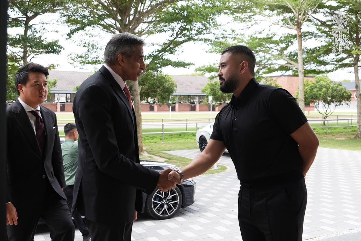 HRHJohorII's tweet photo. Duli Yang Amat Mulia Tunku Mahkota Ismail, Pemangku Sultan Johor terima mengadap H.E. Vanu Gopala Menon, Pesuruhjaya Tinggi Republik Singapura ke Malaysia pada hari ini, 24 Februari 2025. Allah Peliharakan Sultan.

———

His Royal Highness Tunku Ismail, The Regent of Johor received in audience H.E. Vanu Gopala Menon, Singapore's High Commissioner to Malaysia today, 24 February 2025. Allah Peliharakan Sultan.