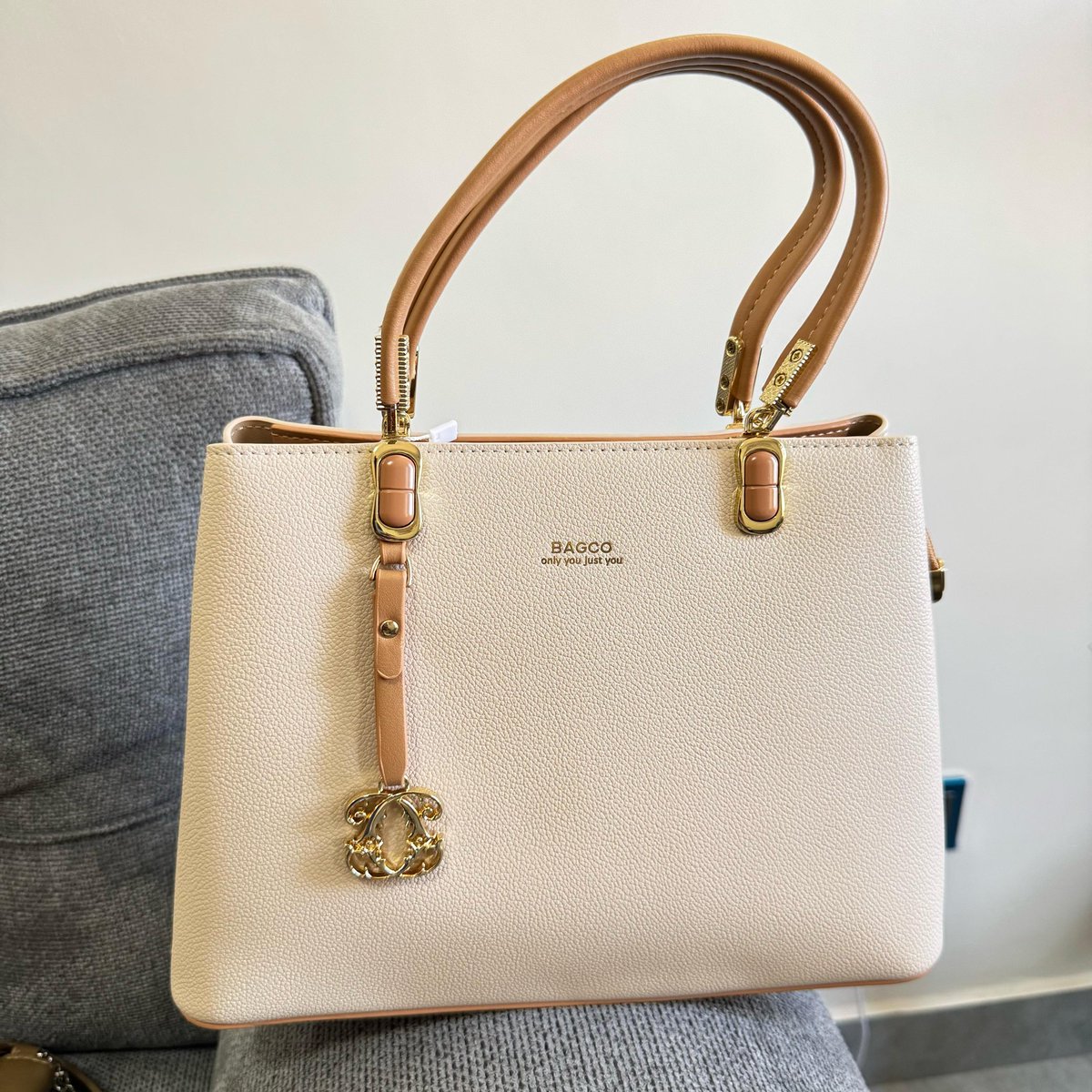 Shopkipekee's tweet photo. Nuru Handbag available at Ksh.4500

Comes with an adjustable strap for comfort and a wallet
Colour is off-white
It’s the only piece and color

📍Pick up point at Iconic Business Plaza Room M12
We deliver countrywide
📞 0799 488 404

(Rigathi Gachagua Kasmuel Pope Francis Gaucho) https://t.co/Dg0IP5a32O