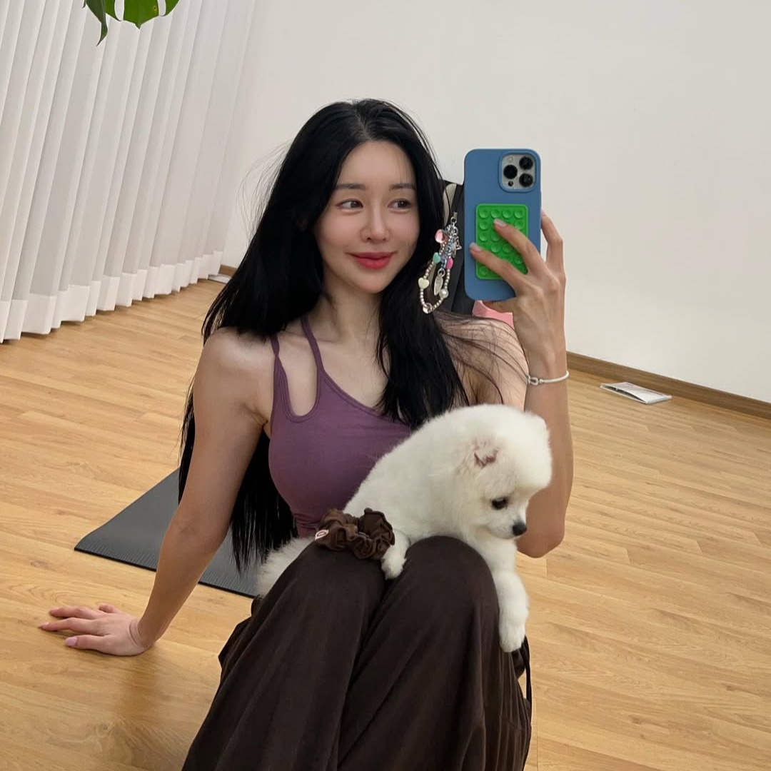 prizcholll's tweet image. This is my yoga buddy. Yoga dog 🧘‍♀️🧘‍♂️

#YogaDog #YogaBuddy #PracticeTogether #HappyYoga #YogaLife