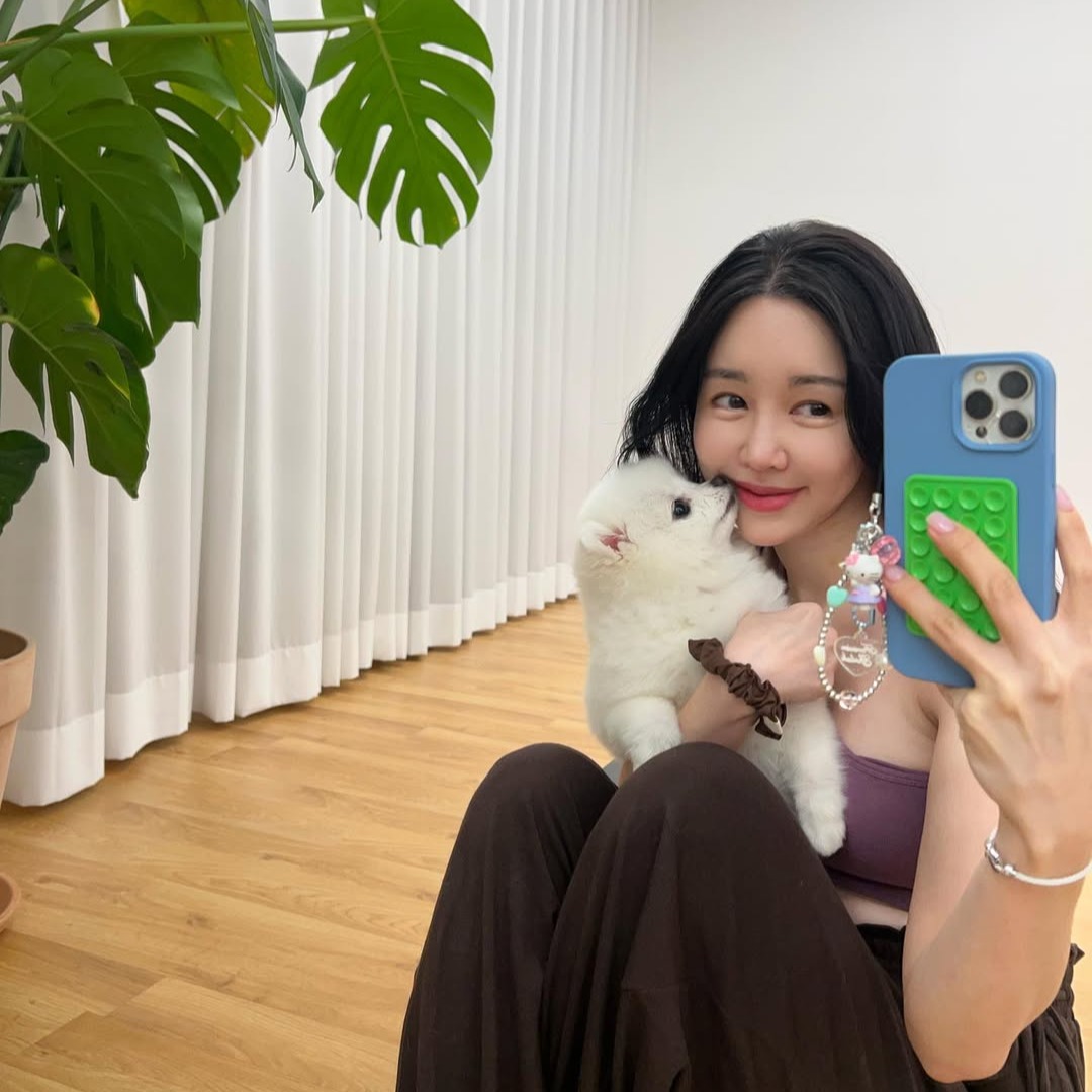 prizcholll's tweet image. This is my yoga buddy. Yoga dog 🧘‍♀️🧘‍♂️

#YogaDog #YogaBuddy #PracticeTogether #HappyYoga #YogaLife