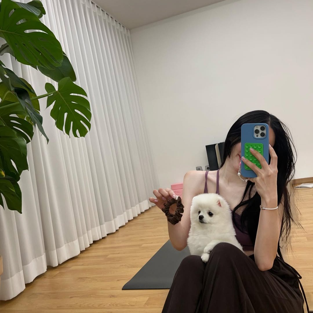 prizcholll's tweet image. This is my yoga buddy. Yoga dog 🧘‍♀️🧘‍♂️

#YogaDog #YogaBuddy #PracticeTogether #HappyYoga #YogaLife