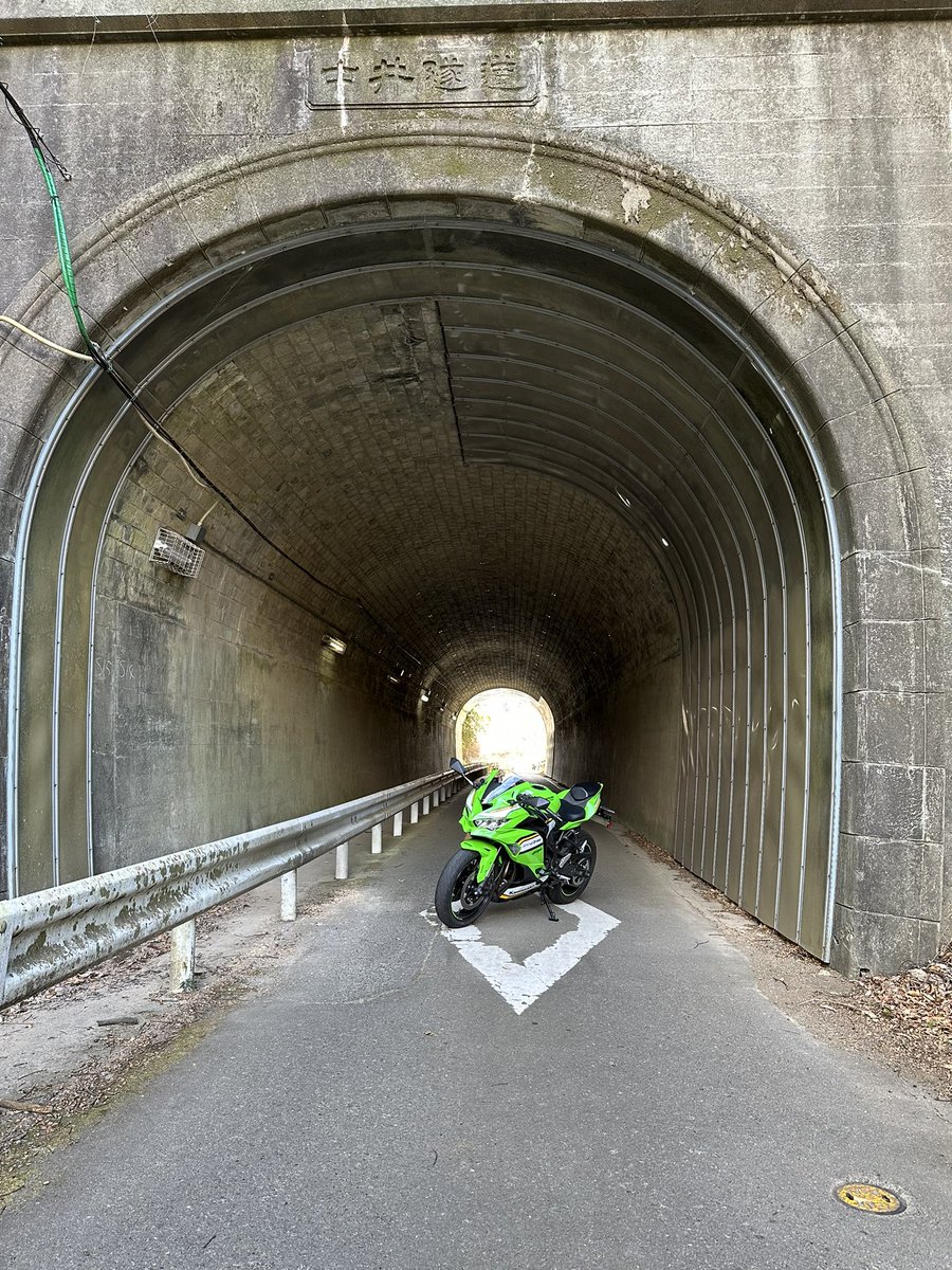 coperu88's tweet photo. いつかは千葉の切通しトンネルに行きたいけど、とりあえず今日はここで。
#ZX4R
#ZX4RR
#中井隊道 https://t.co/TuOynaMvhw