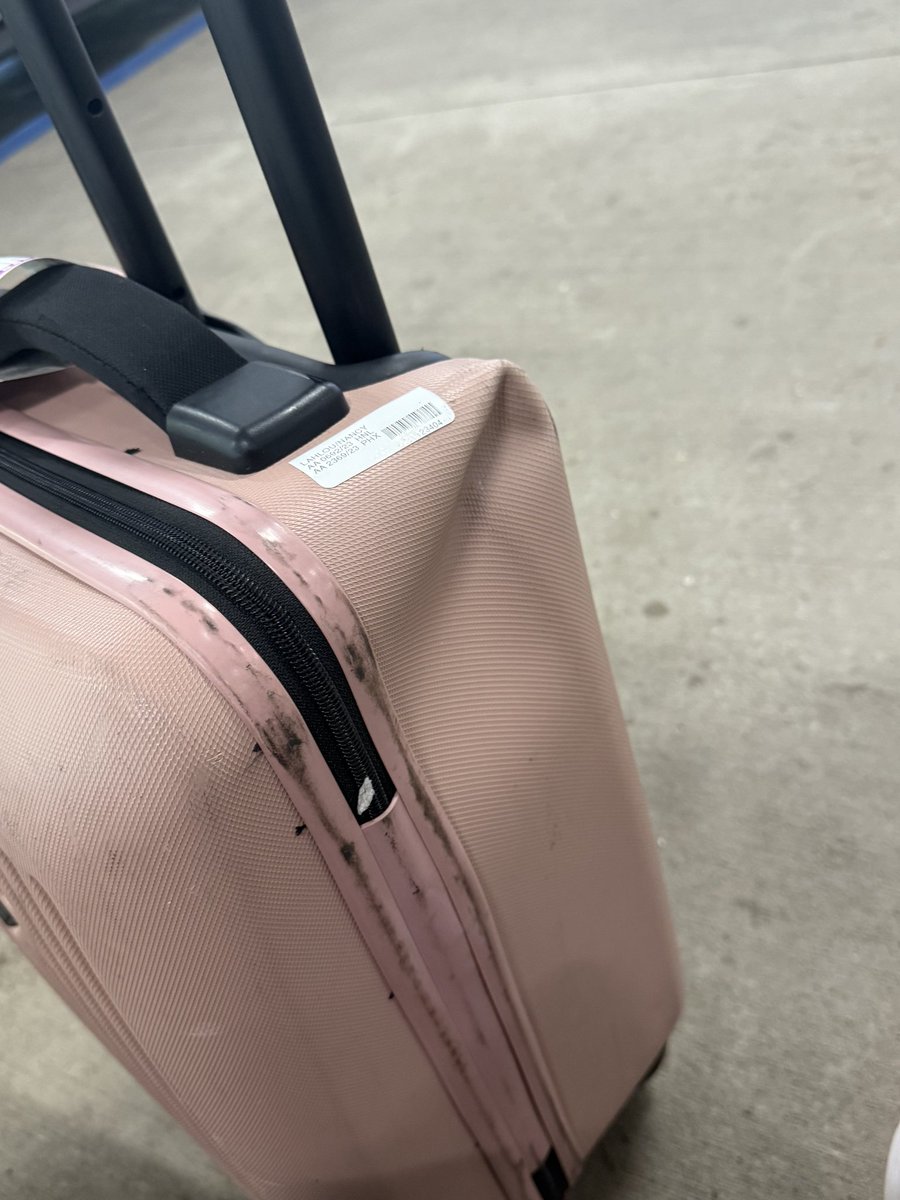 washo516's tweet photo. @AmericanAir I think you guys owe me a new luggage. Your employees don't care. https://t.co/cFSZ0lLxXo